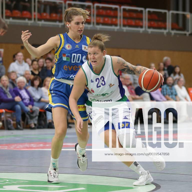 Göttingen, Sporthalle Felix-Klein-Gymnasium, 21.10.18, Basketball, DBBL, Saison 2018 19, 5. Spieltag, Flippo Baskets BG 74 Göttingen gegen Eintracht Braunschweig Bild: 23 Klaudia Grudzien (Flippo Baskets BG 74; rechts, mit Ball), 00 Margaret Mulligan (Eintracht Braunschweig; links)