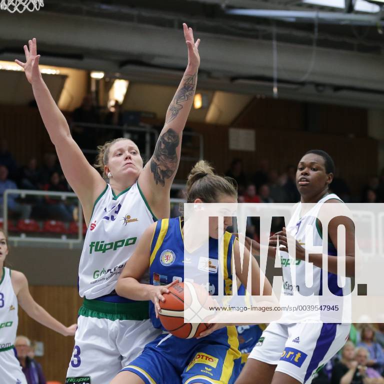 Göttingen, Sporthalle Felix-Klein-Gymnasium, 21.10.18, Basketball, DBBL, Saison 2018 19, 5. Spieltag, Flippo Baskets BG 74 Göttingen gegen Eintracht Braunschweig Bild: 00 Margaret Mulligan (Eintracht Braunschweig; Mitte, mit Ball), 23 Klaudia Grudzien (Flippo Baskets BG 74; links), 41 Verdine Warner (Flippo Baskets BG 74; rechts)