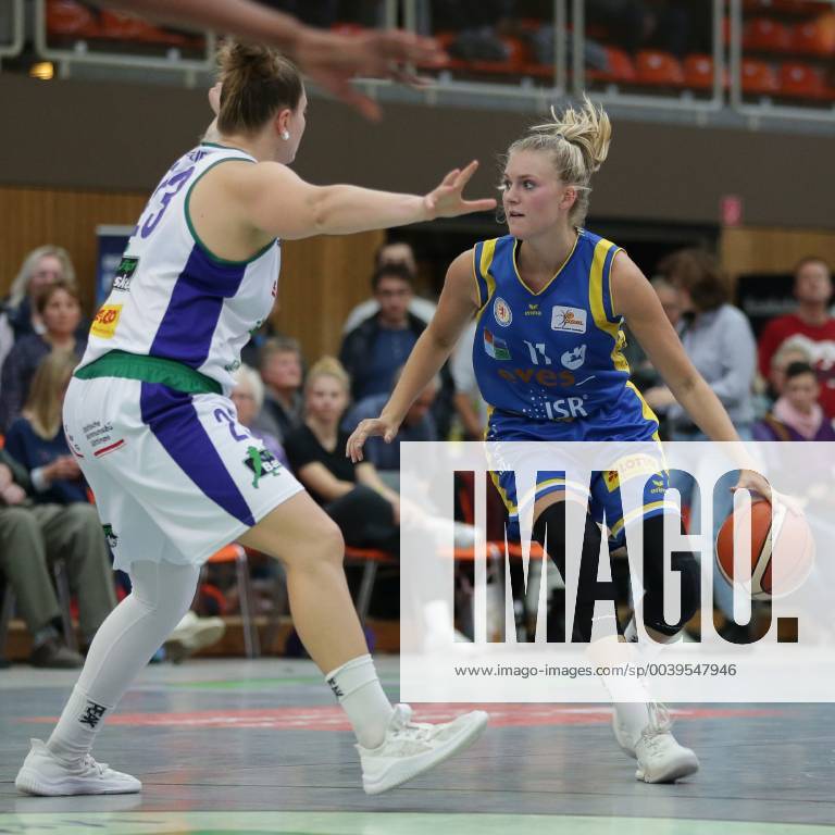 Göttingen, Sporthalle Felix-Klein-Gymnasium, 21.10.18, Basketball, DBBL, Saison 2018 19, 5. Spieltag, Flippo Baskets BG 74 Göttingen gegen Eintracht Braunschweig Bild: 11 Nina Rosemeyer (Eintracht Braunschweig; rechts, mit Ball), 23 Klaudia Grudzien (Flippo Baskets BG 74; links)