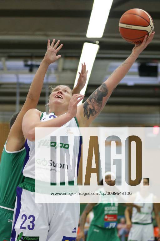 Göttingen, Sporthalle Felix-Klein-Gymnasium, 17.10.18, Basketball, DBBL, Saison 2018 19, 3. Spieltag, Flippo Baskets BG 74 Göttingen gegen Rutronik Stars Keltern Bild: 23 Klaudia Grudzien (Flippo Baskets BG 74; rechts, mit Ball), 15 Marina Markovic (Rutronik Stars Keltern; links, verdeckt)