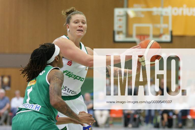 Göttingen, Sporthalle Felix-Klein-Gymnasium, 17.10.18, Basketball, DBBL, Saison 2018 19, 3. Spieltag, Flippo Baskets BG 74 Göttingen gegen Rutronik Stars Keltern Bild: 23 Klaudia Grudzien (Flippo Baskets BG 74; rechts, mit Ball), 1 Jasmine Thomas (Rutronik Stars Keltern; links)