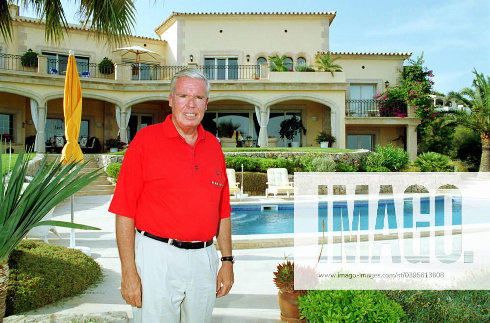 Manager auf Mallorca: Klaus-Michael Kuehne Fotoshooting Homestory mit dem deutschen Unternehmer Klaus-Michael Kuehne vor seinem Haus auf Mallorca, Spanien 2003., Port d Andraitx Mallorca Spain