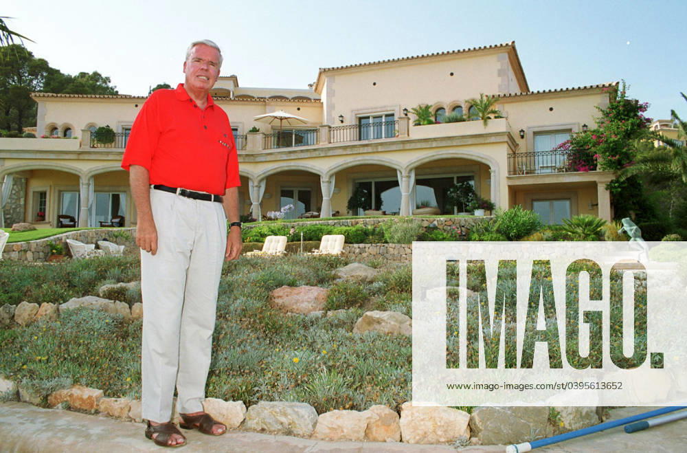 Manager auf Mallorca: Klaus-Michael Kuehne Fotoshooting Homestory mit dem deutschen Unternehmer Klaus-Michael Kuehne vor seinem Haus auf Mallorca, Spanien 2003., Port d Andraitx Mallorca Spain