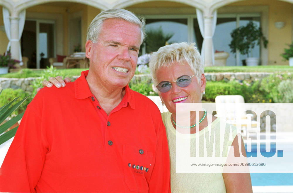 Manager auf Mallorca: Klaus-Michael Kuehne Fotoshooting Homestory mit dem deutschen Unternehmer Klaus-Michael Kuehne und Frau vor seinem Haus auf Mallorca, Spanien 2003., Port d Andraitx Mallorca Spain