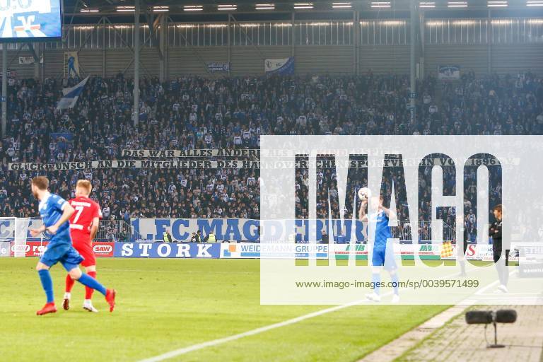 Fussball 2.Bundesliga, 1.FC Magdeburg - 1. FC Heidenheim, v.l. Magdeburger Fans solidarisieren sich mit Hannover 96, Praesident Martin Kind, 50+1 Magdeburg