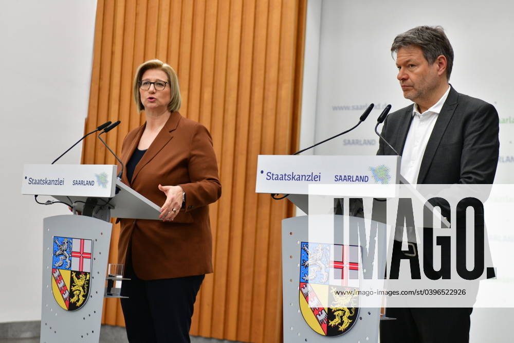 Robert Habeck, Bundesminister für Wirtschaft und Klimaschutz, besucht am Freitag (26.01.2024) das Saarland. Am Morgen gibt es ein Gespräch mit Ministerpräsidentin Anke Rehlinger in der saarländischen Staatskanzlei in Saarbrücken, in dem es unter anderem um den Strukturwandel im Saarland, den Ausbau der Erneuerbaren Energien sowie die Sicherung des Industriestandortes Deutschland geht. Im Bild: Im Anschluss an das Gespräch geben Ministerpräsidentin Anke Rehlinger und Bundesminister Robert Habeck (v.l.) ein Pressestatement.
