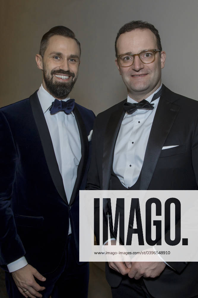 Bundesgesundheitsminister Jens Spahn (re.) mit Partner Daniel Funke - Prominente kommen zum VIP Empfang anläßlich des 14.Semperopernballs in das Hotel Kempinsky Dresden.