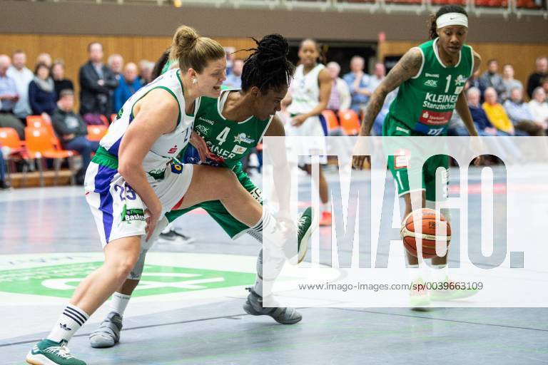 Flippo Baskets BG 74 - Rutronik Stars Keltern Basketball Damen DBBL, Playoffs Viertelfinale, Spiel 2 flippo Baskets BG 74 - Rutronik Stars Keltern, 03.04.2019, Göttingen. Göttingens Klaudia Grudzien (l) spielt gegen Kelterns Kim Pierre-Louis (M) und Kelterns Jasmine Thomas. Göttingen Niedersachsen Deutschland