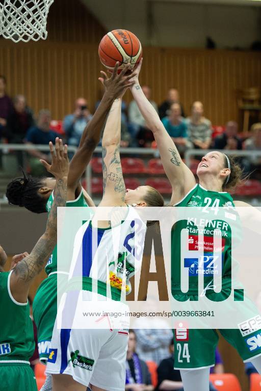 Flippo Baskets BG 74 - Rutronik Stars Keltern Basketball Damen DBBL, Playoffs Viertelfinale, Spiel 2 flippo Baskets BG 74 - Rutronik Stars Keltern, 03.04.2019, Göttingen. Kelterns Ezinne Kalu (r) und Kelterns Kim Pierre-Louis (l) spielen gegen Göttingens Klaudia Grudzien. Göttingen Niedersachsen Deutschland