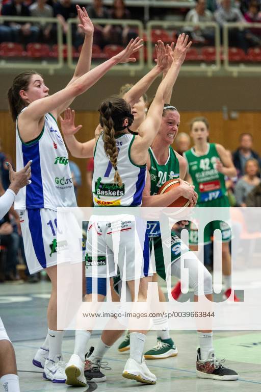 Flippo Baskets BG 74 - Rutronik Stars Keltern Basketball Damen DBBL, Playoffs Viertelfinale, Spiel 2 flippo Baskets BG 74 - Rutronik Stars Keltern, 03.04.2019, Göttingen. Kelterns Rebecca Tobin (r) spielt gegen Göttingens Vasiliki Karambatsa, Jennifer Crowder und Klaudia Grudzien. Göttingen Niedersachsen Deutschland