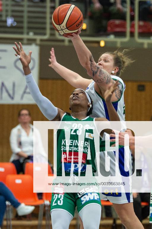 Flippo Baskets BG 74 - Rutronik Stars Keltern Basketball Damen DBBL, Playoffs Viertelfinale, Spiel 2 flippo Baskets BG 74 - Rutronik Stars Keltern, 03.04.2019, Göttingen. Kelterns Ezinne Kalu (l) spielt gegen Göttingens Klaudia Grudzien. Göttingen Niedersachsen Deutschland