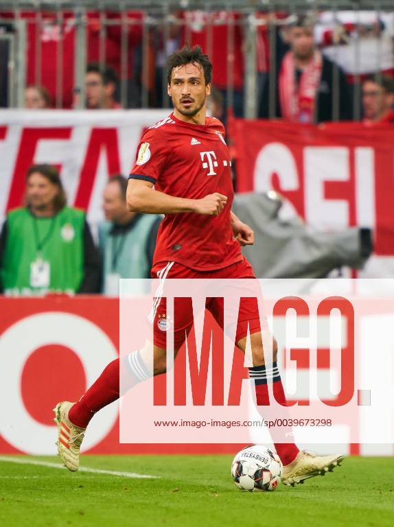 Mats HUMMELS, FCB 5 drives, controls the ball, action, full-size, Single action, einzelaktion, with ball, full body, whole figure, cutout, single shots, ball treatment, pick-up, header, cut out Freisteller einzelaktion, FC BAYERN MUNICH - 1.FC HEIDENHEIM 5-4 DFB-Pokal, German Football Trophy , Munich, April 03, 2019 Season 2018 2019, Soccer, München, Quarterfinal, Viertelfinale Photographer: Peter Schatz