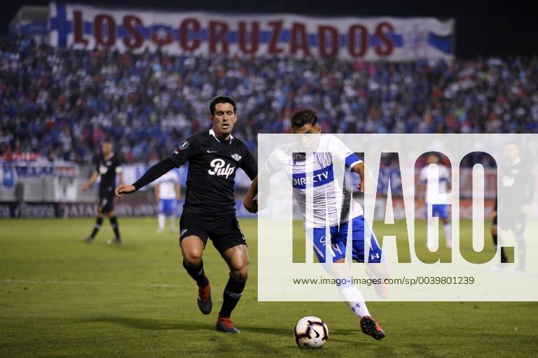 Futbol, Universidad Catolica vs Libertad. Copa Libertadores 2019 El jugador de Universidad Catolica Cesar Pinares disputa el balon con Cristian Riveros de Libertad. durante el partido del grupo H de Copa Libertadores en el estadio San Carlos de Apoquindo. Santiago de Chile 10 04 2019 Javier Torres Photosport Football, Universidad Catolica vs Libertad. Copa Libertadores Championchip 2019 Universidad Catolica s player Cesar Pinares, battles for the ball against Cristian Riveros of Libertad during group H for Copa Libertadores Championship held at San Carlos de Apoquindo stadium. Santiago, Chile. 10 04 2019 Javier Torres Photosport Universidad Catolica vs Libertad, Copa Libertadores 2019
