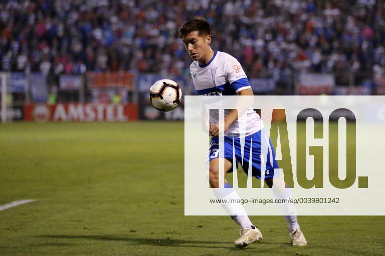 Futbol, Universidad Catolica vs Libertad. Copa Libertadores 2019 El jugador de Universidad Catolica Juan Cornejo controla el balon contra Libertad. durante el partido del grupo H de Copa Libertadores en el estadio San Carlos de Apoquindo. Santiago de Chile 10 04 2019 Javier Torres Photosport Football, Universidad Catolica vs Libertad. Copa Libertadores Championchip 2019 Universidad Catolica s player Juan Cornejo, controls the ball against Libertad during group H for Copa Libertadores Championship held at San Carlos de Apoquindo stadium. Santiago, Chile. 10 04 2019 Javier Torres Photosport Universidad Catolica vs Libertad, Copa Libertadores 2019
