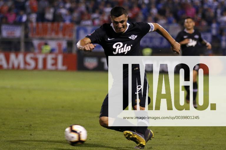 Futbol, Universidad Catolica vs Libertad. Copa Libertadores 2019 El jugador de Libertad Oscar Cardozo , controla el balon con Universidad Catolica durante el partido del grupo H de Copa Libertadores en el estadio San Carlos de Apoquindo. Santiago de Chile. 10 04 2019 Javier Torres Photosport Football, Universidad Catolica vs Libertad. Copa Libertadores Championchip 2019 Libertad s player Oscar Cardozo controls the ball against Universidad Catolica during group H for Copa Libertadores Championship held at San Carlos de Apoquindo stadium. Santiago, Chile. 10 04 2019 Javier Torres Photosport Universidad Catolica vs Libertad, Copa Libertadores 2019