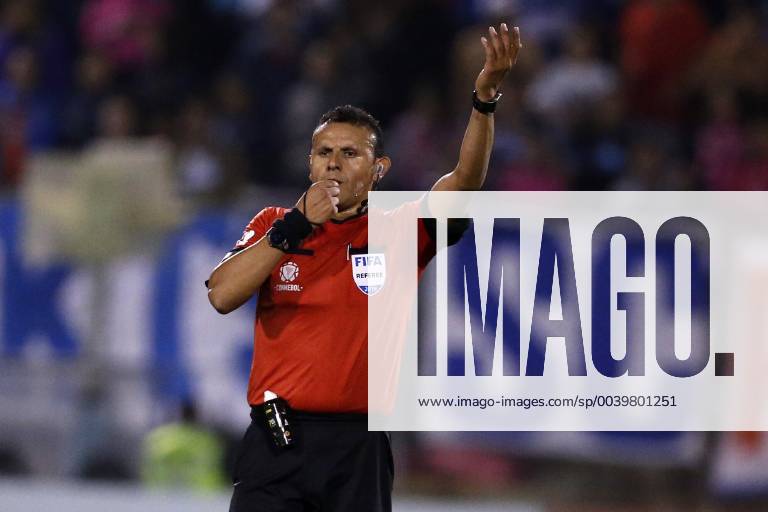 Futbol, Universidad Catolica vs Libertad. Copa Libertadores 2019 El arbitro Gery Vargas dirige el partido entre Universidad Catolica y Libertad por el grupo H de Copa Libertadores en el estadio San Carlos de Apoquindo. Santiago de Chile. 10 04 2019 Javier Torres Photosport Football, Universidad Catolica vs Libertad. Copa Libertadores Championchip 2019 Referee Gery Vargas gestures during Universidad Catolica against Libertad for group H of Copa Libertadores Championship at San Carlos de Apoquindo stadium. Santiago, Chile. 10 04 2019 Javier Torres Photosport Universidad Catolica vs Libertad, Copa Libertadores 2019