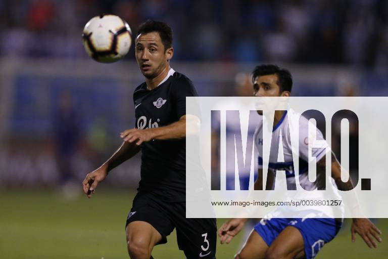 Futbol, Universidad Catolica vs Libertad. Copa Libertadores 2019 El jugador de Libertad Ivan Piris , controla el balon con Universidad Catolica durante el partido del grupo H de Copa Libertadores en el estadio San Carlos de Apoquindo. Santiago de Chile. 10 04 2019 Javier Torres Photosport Football, Universidad Catolica vs Libertad. Copa Libertadores Championchip 2019 Libertad s player Ivan Piris controls the ball against Universidad Catolica during group H for Copa Libertadores Championship held at San Carlos de Apoquindo stadium. Santiago, Chile. 10 04 2019 Javier Torres Photosport Universidad Catolica vs Libertad, Copa Libertadores 2019
