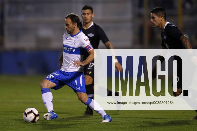 Futbol, Universidad Catolica vs Libertad. Copa Libertadores 2019 El jugador de Universidad Catolica Jose Pedro Fuenzalida disputa el balon con Antonio Bareiro de Libertad. durante el partido del grupo H de Copa Libertadores en el estadio San Carlos de Apoquindo. Santiago de Chile. 10 04 2019 Javier Torres Photosport Football, Universidad Catolica vs Libertad. Copa Libertadores Championchip 2019 Universidad Catolica s player Jose Pedro Fuenzalida, battles for the ball against Antonio Bareiro of Libertad during group H for Copa Libertadores Championship held at San Carlos de Apoquindo stadium. Santiago, Chile. 10 04 2019 Javier Torres Photosport Universidad Catolica vs Libertad, Copa Libertadores 2019