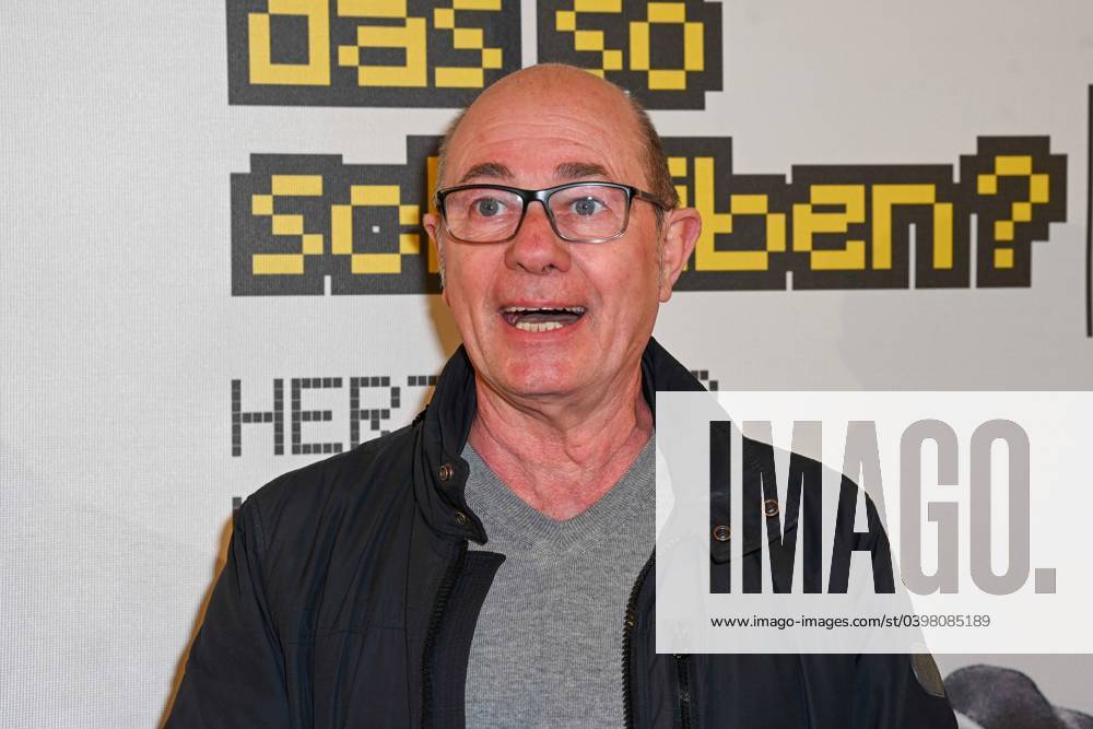Uraufführung - Darf ich das so schreiben am 30.01.2024 in der Lichtburg in Essen. Uwe Karl Heinrich Lyko ( Kabarettist und Komiker ) bei der Uraufführung - Darf ich das so schreiben in der Lichtburg in Essen.