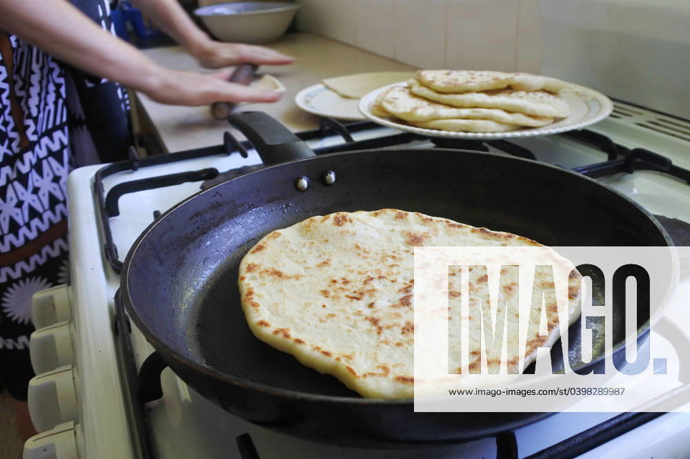 IMAGO Creative, Food, Brot, Naan Fiji Indo-Fijian woman cooking homemade Naan bread in the kitchen. Indian food. Fiji - Republic of Fiji