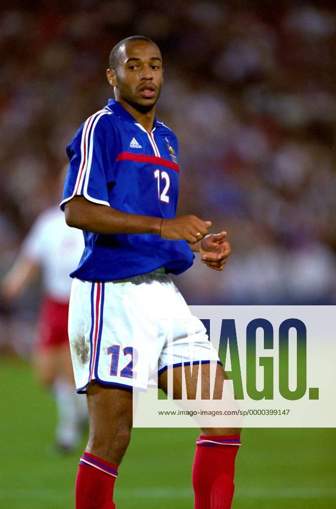 Thierry Henry (Frankreich) Fußball Länderspiel Herren Freundschaftsspiel 2001, Nationalmannschaft, Nationalteam, Nationaltrikot Einzelbild Stade de la Beaujoire Nantes