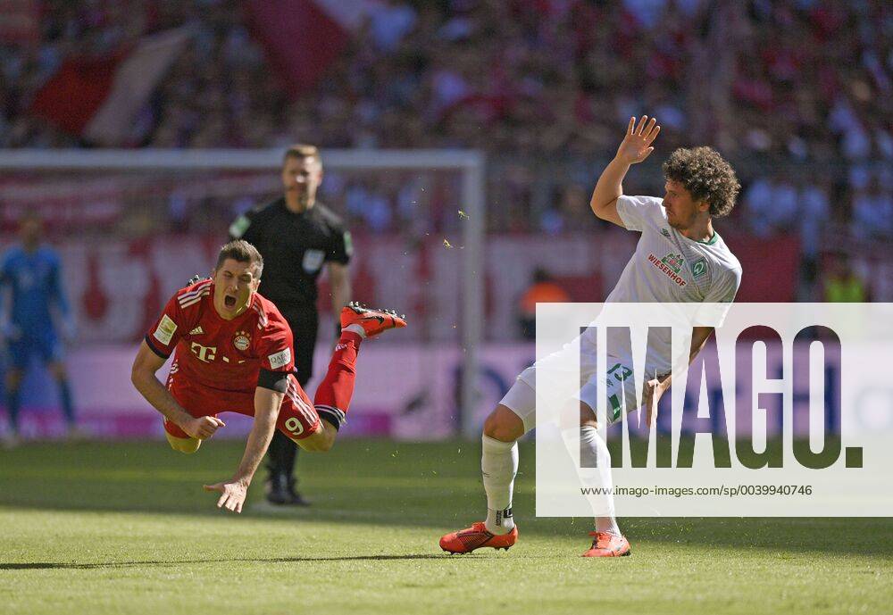 Fussball 1. Bundesliga 2018 2019, 30. Spieltag, FC Bayern München - SV Werder Bremen, in der Allianz-Arena München, v.li: Robert Lewandowski (FC Bayern München) gefoult von Milos Veljkovic (SV Werder Bremen).