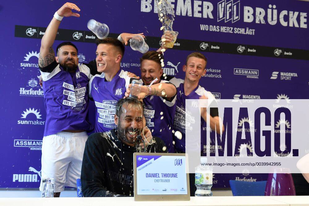 KW16 Fußball 3. Liga 34. Spieltag VfL Osnabrück -VfR Aalen am 20.04.2019 an der Bremer Brücke in Osnabrück Bierdusche fuer den Trainer Daniel Thioune (Osnabrueck) in der Pressekonferenz von Marcos Alvarez (Osnabrueck), Thomas Konrad (Osnabrueck) und Alexander Dercho (Osnabrueck).
