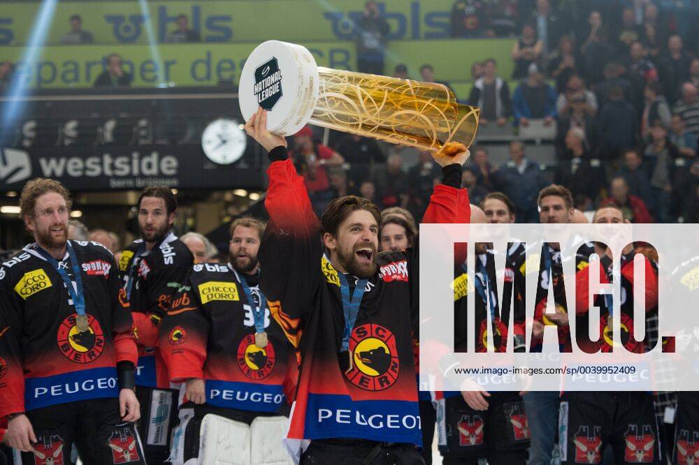 KW16 Playoff National League - SC Bern - EV Zug Bern, Schweiz, 20.04.2019, National League, Playoff Final, Spiel 5, Saison 2018 2019, SC Bern - EV Zug, Mark Arcobello (SCB) mit dem Meisterpokal.