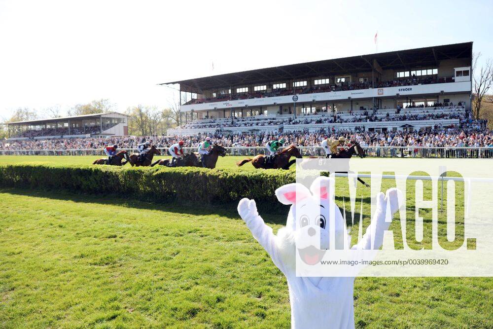 Hoppegarten, Brandenburg, GER - Osterrenntag in Hoppegarten. Galopprennbahn Hoppegarten. () 190421D610HOPPEGARTEN