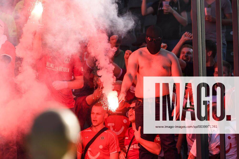 Fussball 1.Bundesliga, Hertha BSC Berlin - Hannover 96, v.l. Hannover 96 Fans Bengalo Pyro Pyrotechnik Feuer Rauch Qualm Ultras Fan Berlin