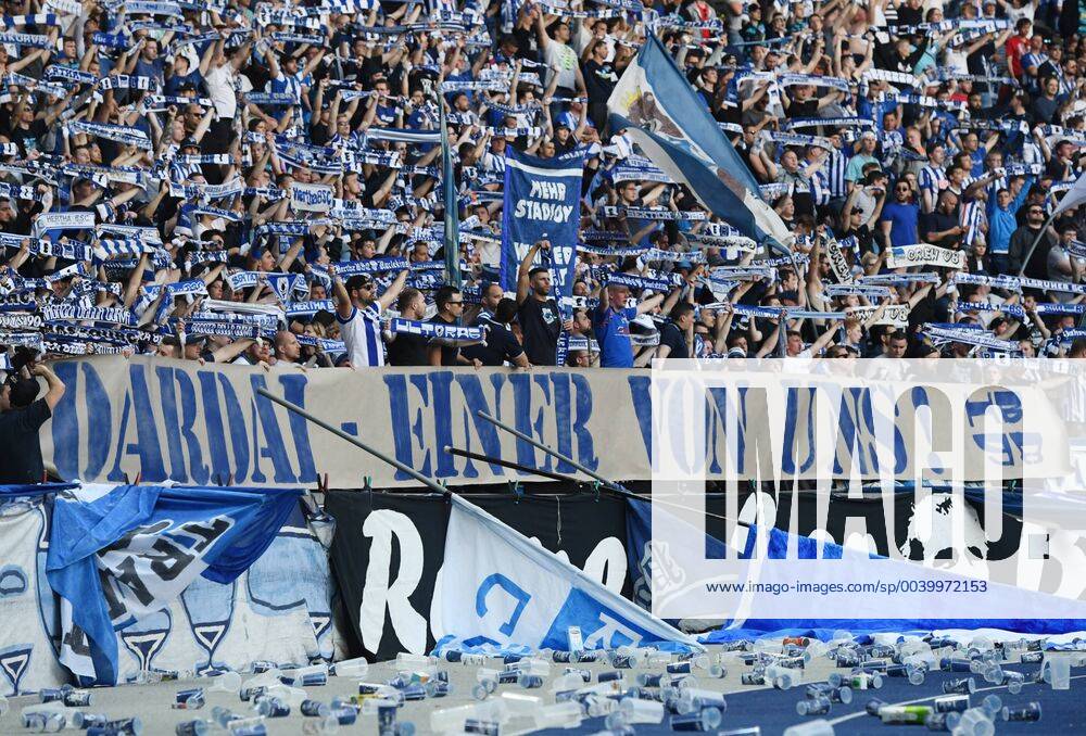 KW16 Die Hertha Fans von der Ostkurve zeigen ein Banner mit dem Schriftzug: Dardai - Einer von uns! Fussball 1.Bundesliga, Saison 2018 2019, 30.Spieltag: Hertha BSC Berlin - Hannover 96 im Olympiastadion in Berlin, Deutschland am 21.04.2019,