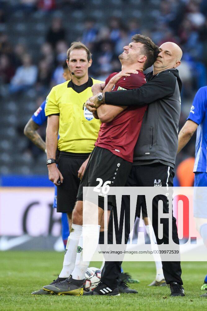 Fussball 1.Bundesliga, Hertha BSC Berlin - Hannover 96, v.l. Hendrik Weydandt (Hannover 96) muss behandelt werden Berlin