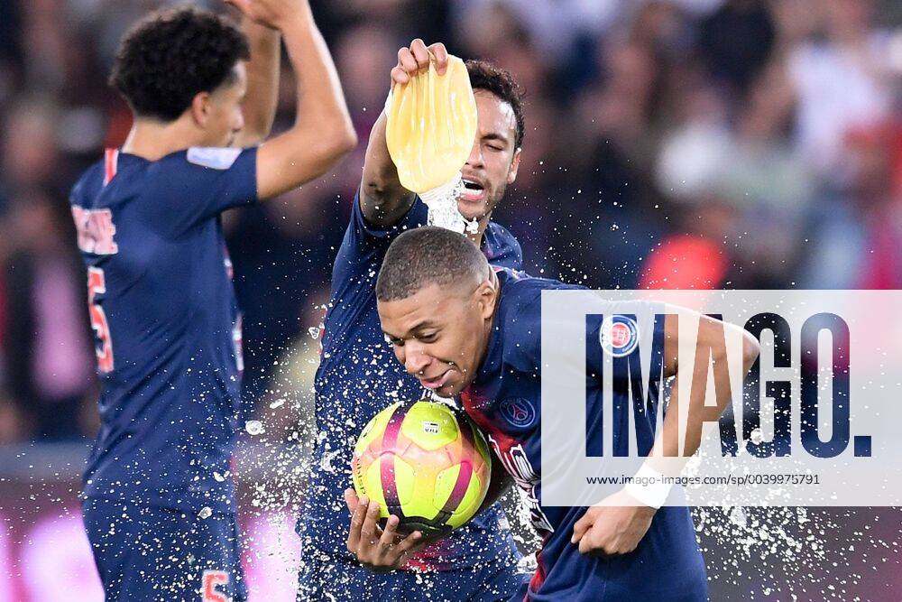 KW16 JOIE - 07 KYLIAN MBAPPE (PSG) - 10 NEYMAR JR (PSG) FOOTBALL : Paris SG vs Monaco - Ligue 1 Conforama - 21 04 2019 FEP Panoramic