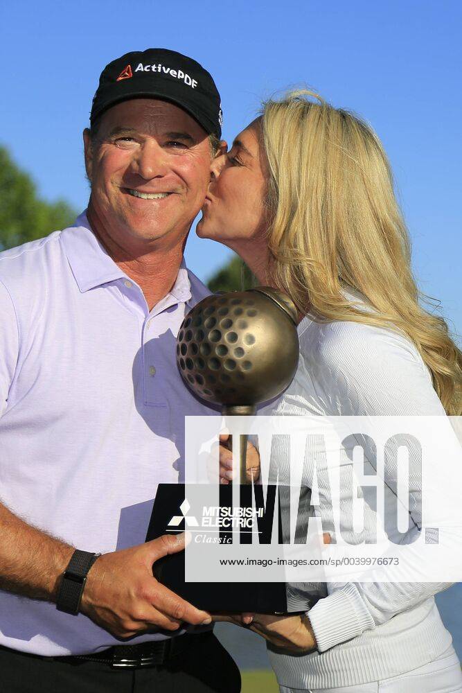 KW16 DULUTH, GA - APRIL 21: Scott McCarron holds the trophy while his wife Jenny kisses him after winning the Champions TOUR Mitsubishi Electric Classic golf tournament on April 20, 2019 at the TPC Sugarloaf in Duluth, GA. (Photo by David John Griffin Icon Sportswire) GOLF: APR 21 Champions Tour - Mitsubishi Electric Classic Icon9531904211163