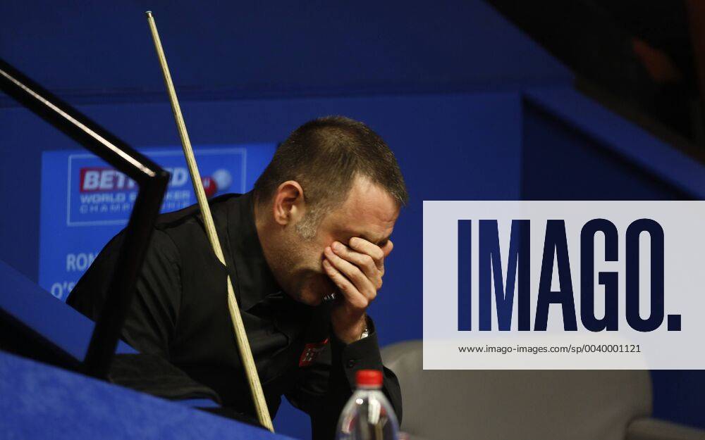 KW17 (190423) -- SHEFFIELD, April 23, 2019 (Xinhua) -- England s Ronnie O Sullivan reacts during the first round second session with England s James Cahill at the World Snooker Championship 2019 in Sheffield, Britain on April 23, 2019. O Sullivan lost 8-10. (Xinhua Craig Brough) (SP) BRITAIN-SHEFFIELD-SNOOKER World Championship WM Weltmeisterschaft DAY 4