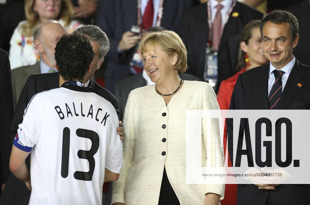 Bundeskanzlerin Angela Merkel (Deutschland) und Ministerpräsident Jose Luis Zapatero (Spanien, re.) trösten Michael Ballack (Deutschland) Fußball EM Herren Euro 2008, Länderspiel, Finale, Nationalmannschaft, Nationaltrikot, Gruppe Wien