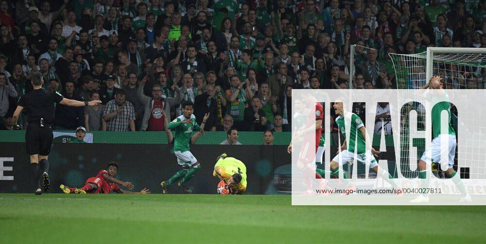 Fussball GER, Saison 2018 2019, DFB Pokal, Halbfinale, SV Werder Bremen - FC Bayern Muenchen 2:3, Schiedsrichter Daniel Siebert, links, entscheidet nach einem Zweikampf zwischen Kingsley Coman (Bayern Muenchen), li., und Theodor Gebre Selassie (Werder Bremen) , 3. v.li., auf Elfmeter, Bremens Spieler sind entsetzt DFB REGULATIONS PROHIBIT ANY USE OF PHOTOGRAPHS AS IMAGE SEQUENCES AND OR QUASI-VIDEO.
