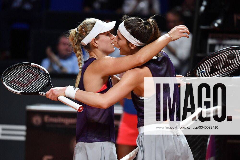 KW17 v.li:Angelique KERBER (GER) umarmt nach ihrem Matchball die unterlegene Andrea PETKOVIC (GER), Umarmung,Trost. Aktion, Tennis Porsche Tennis Grand Prix 2019,am 25.04.2019. Porsche Arena in Stuttgart.
