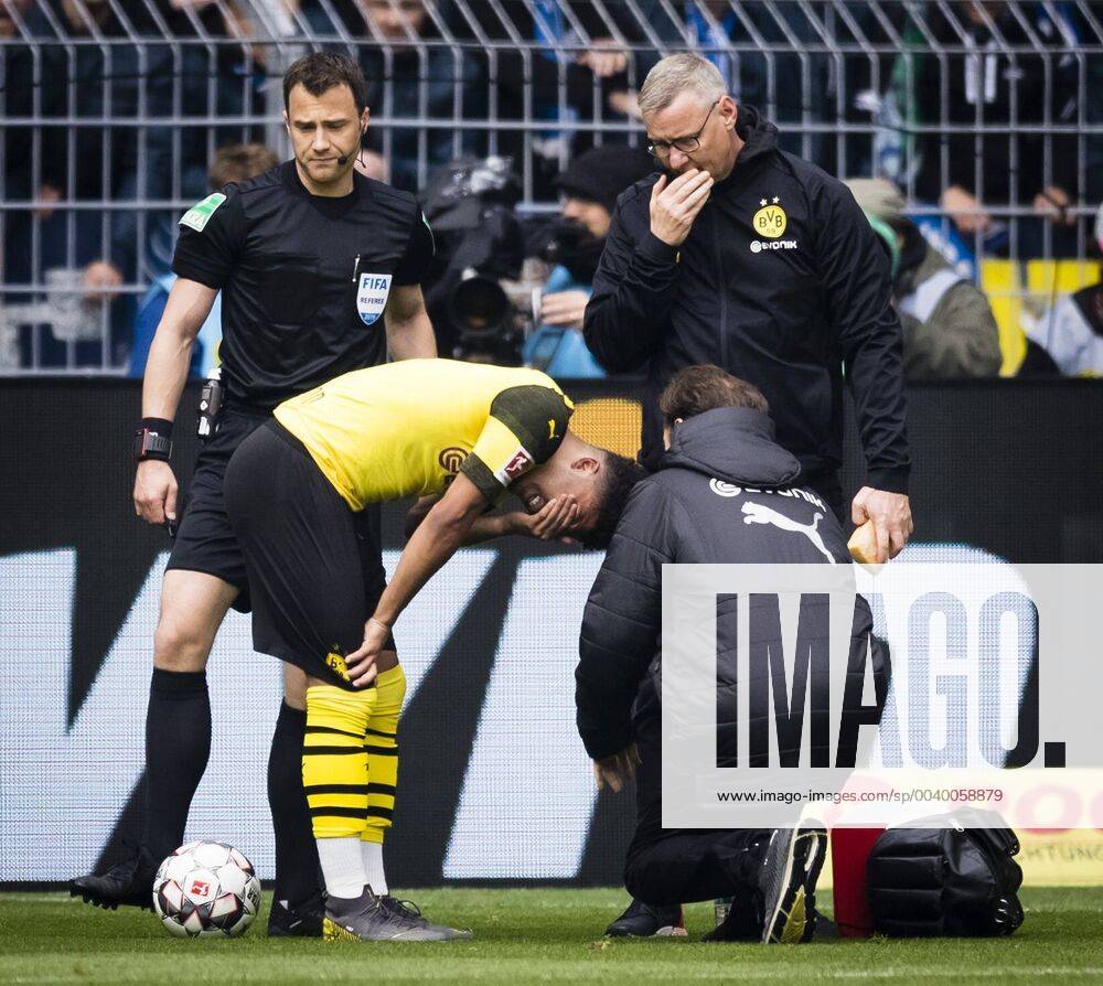KW17 Dortmund, 27.04.2019 Jadon Malik Sancho (BvB) wird beim Torjubel von einem Gegenstand getroffen und im Gesicht verletzt Borussia Dortmund - FC Schalke 04