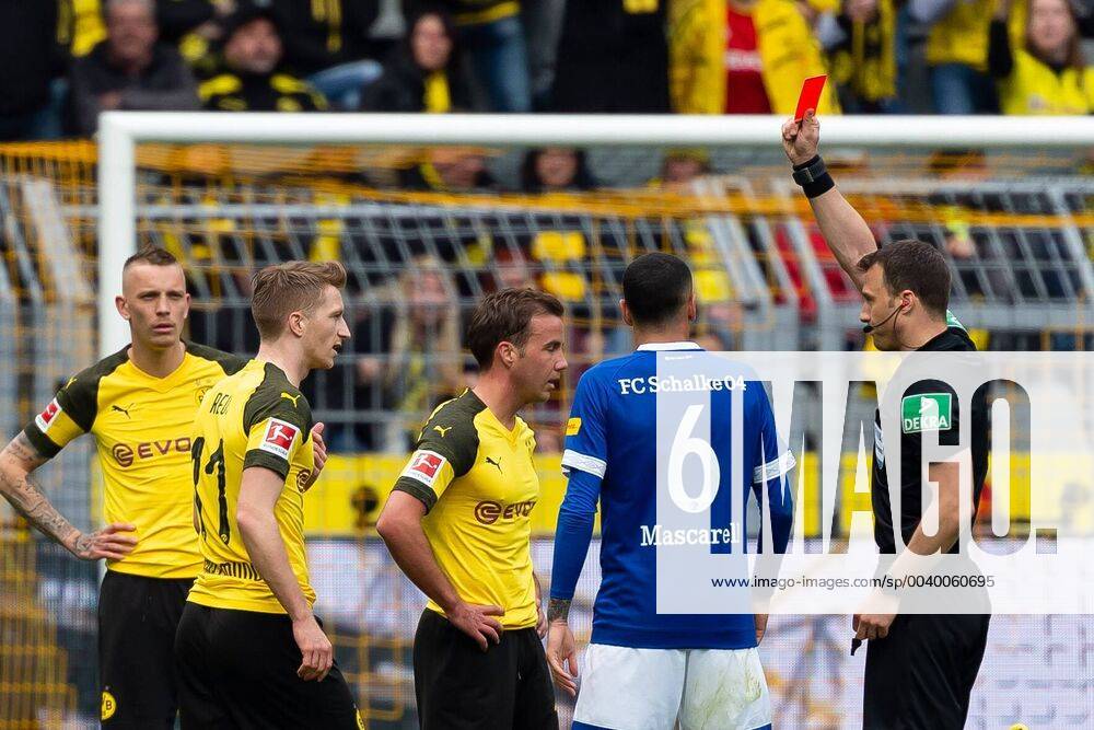 KW17 Dortmund, Germany 27.04.2018, 1. Bundesiga, 31. Spieltag, BV Borussia Dortmund - FC Schalke 04, Marco Reus (BVB) bekomt von schiedsrichter Felix Zwayer die rote karte , ( DeFodi001