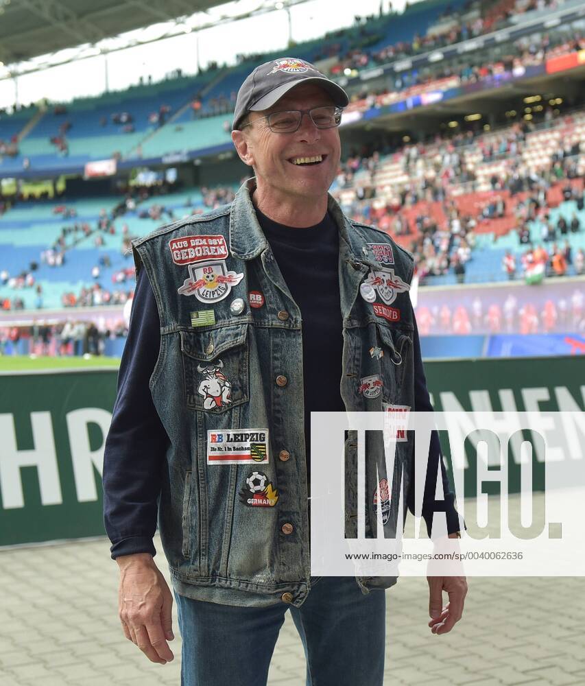 Fussball 1.Bundesliga, RB Leipzig - SC Freiburg, v.l. Trainer Ralf Rangnick (RB Leipzig), feiert feiern den Sieg mit den Fans Leipzig