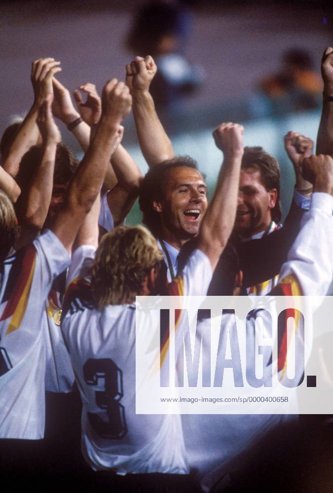 DFB-Teamchef Franz Beckenbauer im Kreise seiner Spieler - Deutschland ist Weltmeister! Fußball WM Herren Weltmeisterschaft 1990, Länderspiel, Finale, Endspiel, Nationalmannschaft, Nationalteam Gruppe Stadio Olimpico, Olympiastadion Rom Glück, Harmonie, Freude, Begeisterung