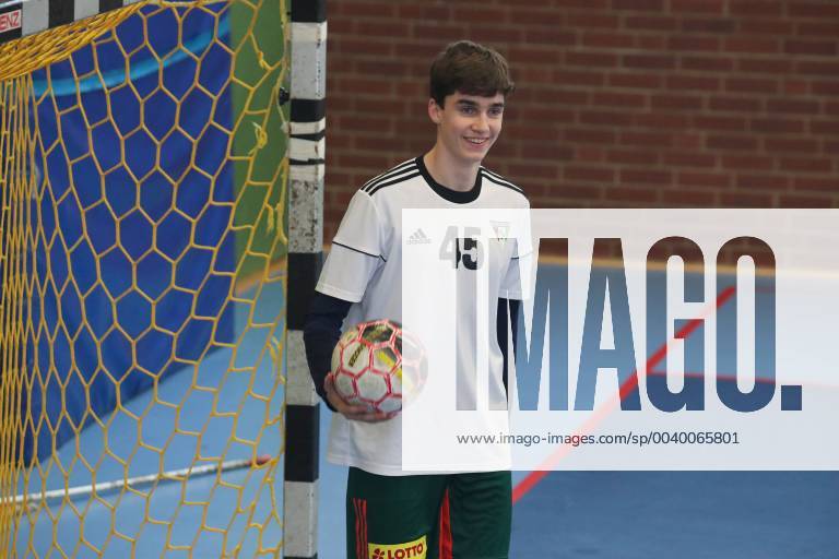 Spaniens EX König Juan Carlos mit seiner Frau Sophia und den Töchtern Elena und Cristina kommen zum Handballspiel des Enkels , Der 18-Jährige Pablo Urdangarin, spielt bei den A-Junioren der TSV Hannover-Burgdorf und steht am Sonnabend mit seiner Mannschaft gegen die HSG Wetzlar im Viertelfinale der Deutschen Meisterschaft.Foto: Rainer Droese Royaler Besuch beim Handball