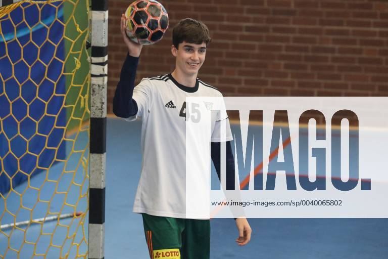 Spaniens EX König Juan Carlos mit seiner Frau Sophia und den Töchtern Elena und Cristina kommen zum Handballspiel des Enkels , Der 18-Jährige Pablo Urdangarin, spielt bei den A-Junioren der TSV Hannover-Burgdorf und steht am Sonnabend mit seiner Mannschaft gegen die HSG Wetzlar im Viertelfinale der Deutschen Meisterschaft.Foto: Rainer Droese Royaler Besuch beim Handball