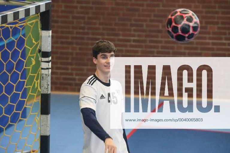 Spaniens EX König Juan Carlos mit seiner Frau Sophia und den Töchtern Elena und Cristina kommen zum Handballspiel des Enkels , Der 18-Jährige Pablo Urdangarin, spielt bei den A-Junioren der TSV Hannover-Burgdorf und steht am Sonnabend mit seiner Mannschaft gegen die HSG Wetzlar im Viertelfinale der Deutschen Meisterschaft.Foto: Rainer Droese Royaler Besuch beim Handball