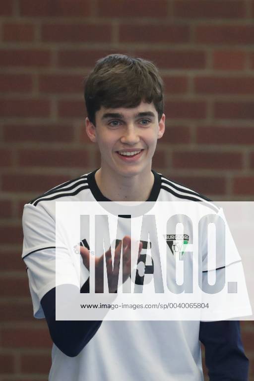 Spaniens EX König Juan Carlos mit seiner Frau Sophia und den Töchtern Elena und Cristina kommen zum Handballspiel des Enkels , Der 18-Jährige Pablo Urdangarin, spielt bei den A-Junioren der TSV Hannover-Burgdorf und steht am Sonnabend mit seiner Mannschaft gegen die HSG Wetzlar im Viertelfinale der Deutschen Meisterschaft.Foto: Rainer Droese Royaler Besuch beim Handball