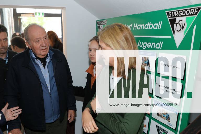 Spaniens EX König Juan Carlos mit seiner Frau Sophia und den Töchtern Elena und Cristina kommen zum Handballspiel des Enkels , Der 18-Jährige Pablo Urdangarin, spielt bei den A-Junioren der TSV Hannover-Burgdorf und steht am Sonnabend mit seiner Mannschaft gegen die HSG Wetzlar im Viertelfinale der Deutschen Meisterschaft.Foto: Rainer Droese Royaler Besuch beim Handball