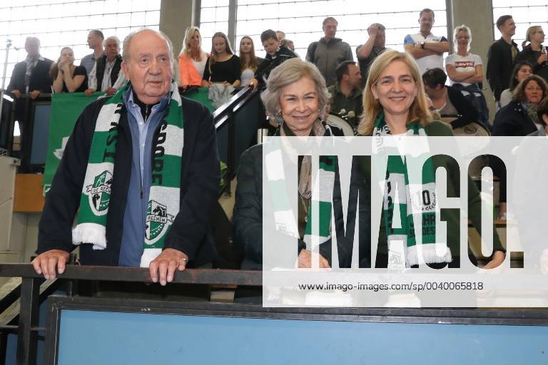 Spaniens EX König Juan Carlos mit seiner Frau Sophia und den Töchtern Elena und Cristina kommen zum Handballspiel des Enkels , Der 18-Jährige Pablo Urdangarin, spielt bei den A-Junioren der TSV Hannover-Burgdorf und steht am Sonnabend mit seiner Mannschaft gegen die HSG Wetzlar im Viertelfinale der Deutschen Meisterschaft.von links: Juan Carlos I , Sophia von Griechenland, Cristina v on Spanien, Großmutter Claire Liebaert Coutain, Elena von Spanien, Foto: Rainer Droese Royaler Besuch beim Handball