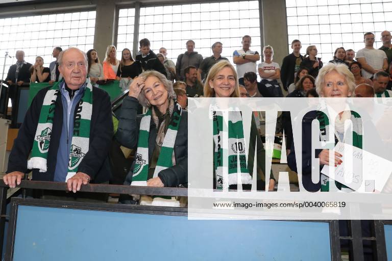 Spaniens EX König Juan Carlos mit seiner Frau Sophia und den Töchtern Elena und Cristina kommen zum Handballspiel des Enkels , Der 18-Jährige Pablo Urdangarin, spielt bei den A-Junioren der TSV Hannover-Burgdorf und steht am Sonnabend mit seiner Mannschaft gegen die HSG Wetzlar im Viertelfinale der Deutschen Meisterschaft.von links: Juan Carlos I , Sophia von Griechenland, Cristina v on Spanien, Großmutter Claire Liebaert Coutain, Elena von Spanien, Foto: Rainer Droese Royaler Besuch beim Handball