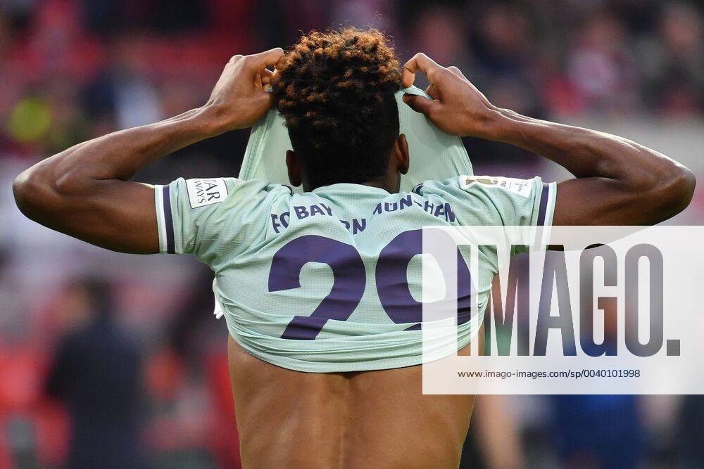 KW17 Kingsley COMAN (Bayern Muenchen) Enttaeuschung,Frust,enttaeuscht, frustriert,niedergeschlagen nach Spielende, Aktion,Einzelbild,angeschnittenes Einzelmotiv,Halbfigur,halbe Figur Fussball 1. Bundesliga, 31.Spieltag,Spieltag31, 1.FC Nuernberg (N) -FC Bayern Muenchen (M), 1-1, am 28.04.2019 in Nuernberg Deutschland. MAX MORLOCK STADION. DFL REGULATIONS PROHIBIT ANY USE OF PHOTOGRAPHS AS IMAGE SEQUENCES AND OR QUASI-VIDEO.